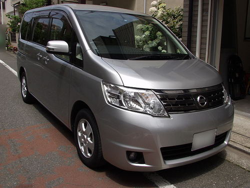 C25 セレナ 新車時はエコカーだったのに・・・・ - 車検・板金塗装 