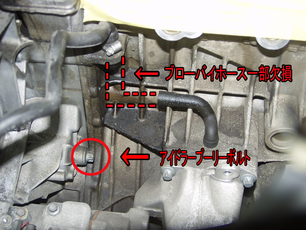 ベンツW203C230のブローバイホースが経年劣化が原因で一部欠損していました。