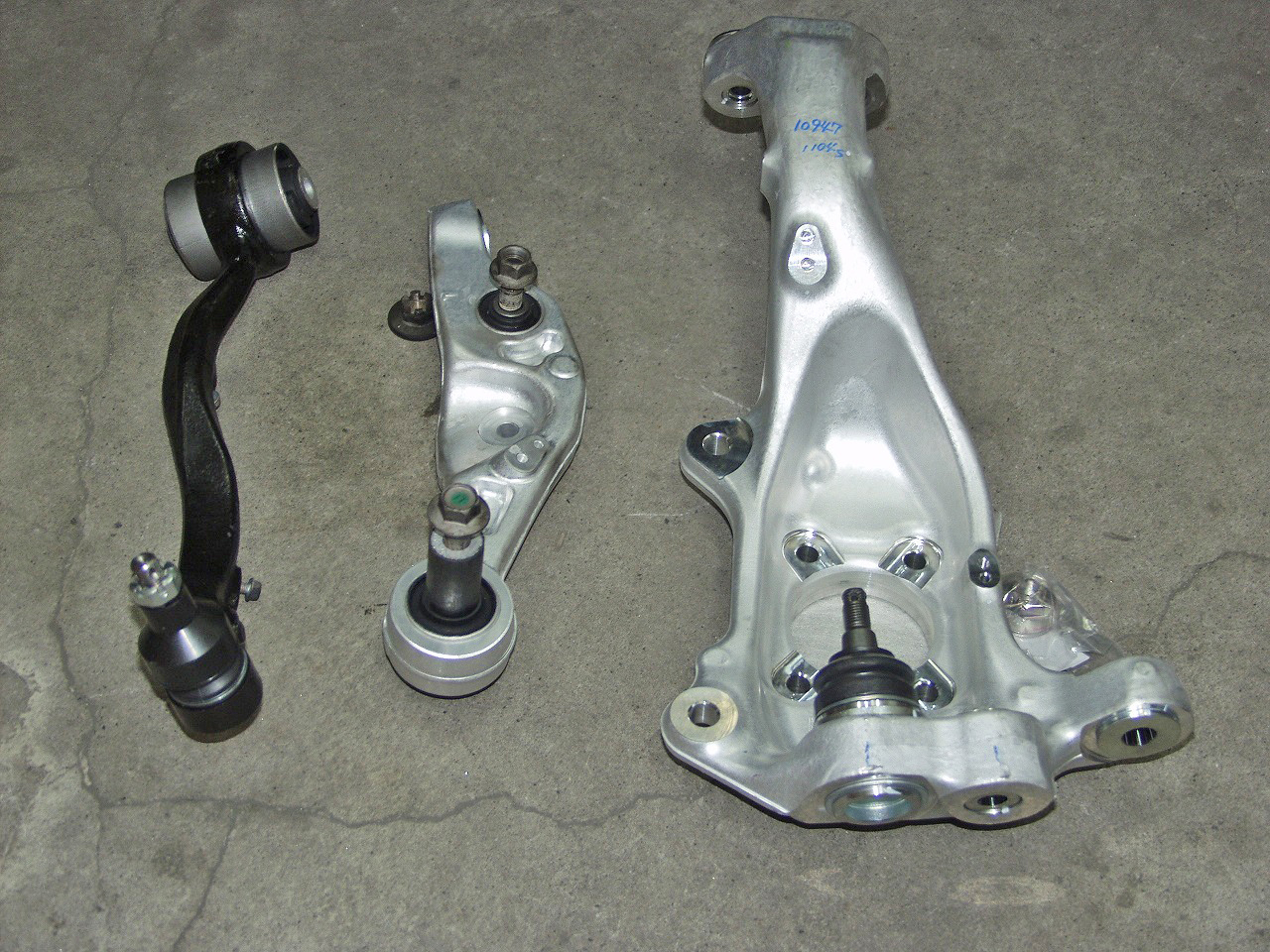 レクサス LS460 460L フロントサスペンション アッパーアーム 右  