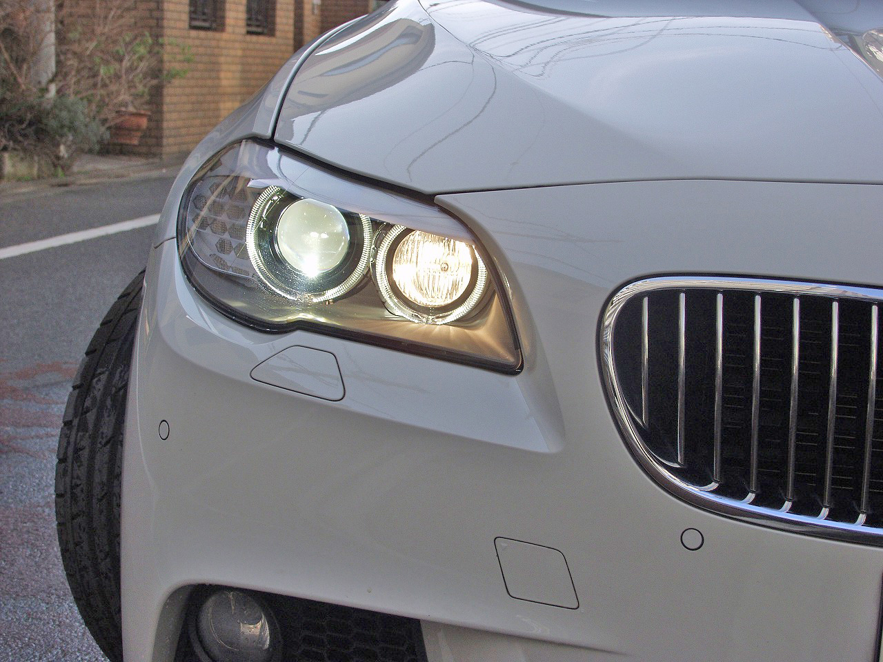 BMW F10 右ヘッドライトを中古品に換えましたが美品を調達出来たので光の左右差はありませんでした。